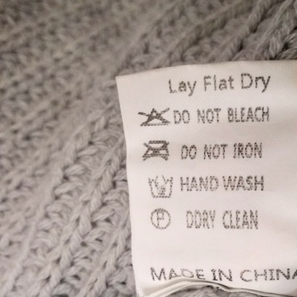 ✨ HOST PICK ✨ Open-Back, Twist Sweater - Picture 16 of 16